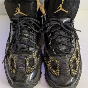 Jordan 11 low IE Black Metallic Gold W